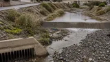 Microplásticos en arroyos uruguayos aumentan con la urbanización y caen con mejor saneamiento