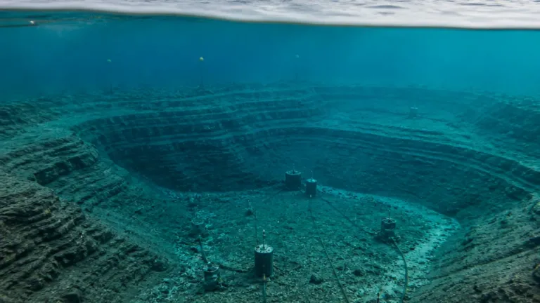 Descubren una vasta cámara magmática a 6 km bajo la caldera submarina de Kikai