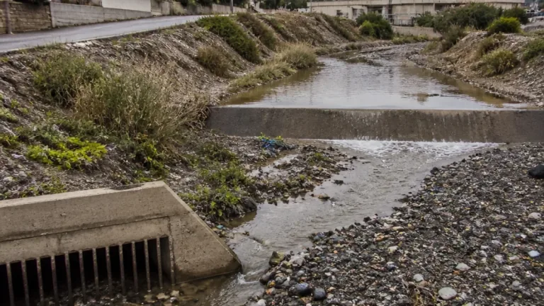 Microplásticos en arroyos uruguayos aumentan con la urbanización y caen con mejor saneamiento