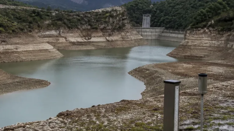 La reserva hídrica en España baja al 57,2 %: descenso semanal y disparidad entre cuencas