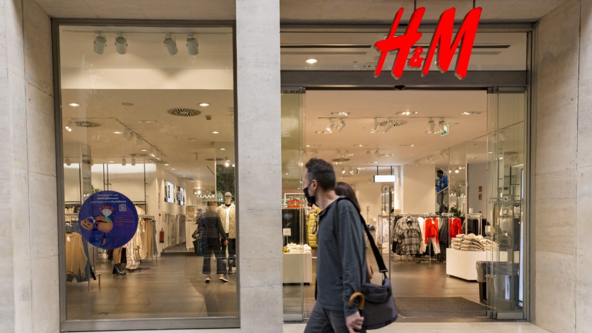 Corre a tu tienda H&M favorita para descubrir este precioso chaleco azul claro para mujer.